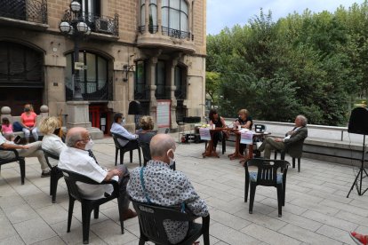 La plaça Sant Francesc va acollir ahir la primera tertúlia de la Setmana del Llibre en Català a Lleida.