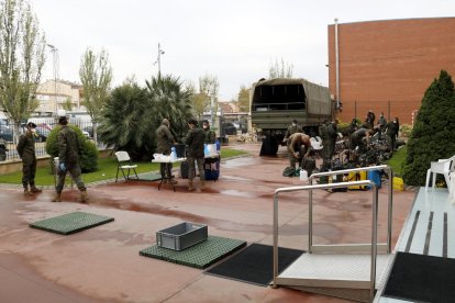 La brigada del Ejército de Tierra preparándose ayer para desinfectar la residencia de Alcarràs.