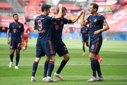 Serge Gnabry, Robert Lewandowski, Thomas Muller i Leon Goretzka celebren un gol.