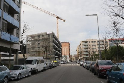 Imatge d’un edifici en construcció al barri de Cappont de Lleida, ahir.