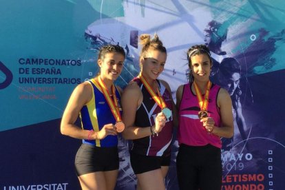 Paula Raul, en el centro, con la medalla de oro que ganó en Castellón.