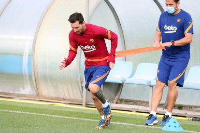 Leo Messi durant la feina individual a la sessió matinal del Barça a la Ciutat Esportiva.