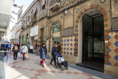 El cèntric carrer Santa Anna veurà com tanquen tres botigues en menys de dos mesos.