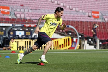 Leo Messi, ayer en el césped del Camp Nou, aunque hizo trabajo específico por sus problemas en el cuádriceps.