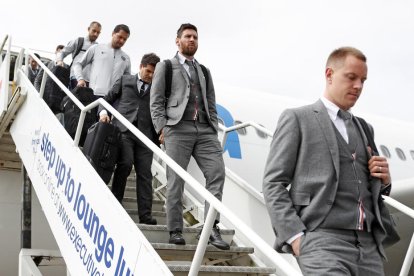 La plantilla del Barça desciende del avión con el que llegó ayer a Liverpool.