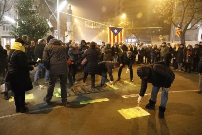 Protesta - Desenes de persones van acudir ahir a la convocatòria de l’ANC, Òmnium i els CDR a la plaça Ricard Viñes de la capital del Segrià, en la qual hi havia anunciada una “acció sorpresa” amb el títol La llibertat és un dret, no  ...