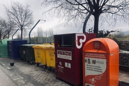 Los depósitos naranja para la recogida de aceite doméstico.