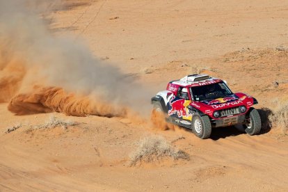 Carlos Sainz logró ayer la victoria de etapa y refrendó su liderato en coches.