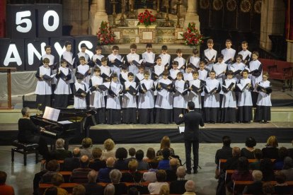 Els cantaires de l’Escolania de Montserrat, dirigida per Llorenç Castelló, ahir durant el concert.