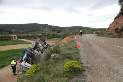 El camió de va sortir del camí i va acabar bolcant.