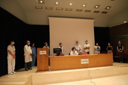 Miembros de la Junta Clínica del Arnau de Vilanova, ayer durante la lectura del manifiesto. 