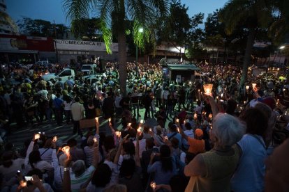 Oración de la oposición por los muertos durante la crisis política.