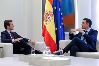 Un momento de la reunión entre Pablo Casado y Pedro Sánchez celebrada ayer en La Moncloa.