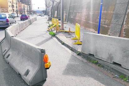 Imatge de la calçada del carrer Cos-Gayón tallat.