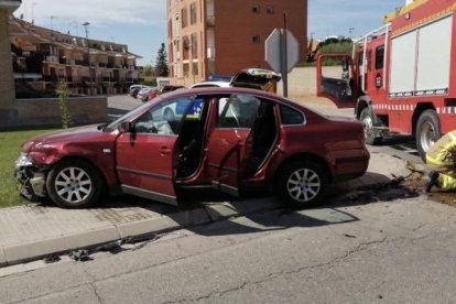 Un dels dos cotxes implicats en l’accident d’Agramunt (esquerra) i cues pel sinistre a l’autovia A-2 a Tàrrega.