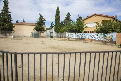 La plaça Primer d'Octubre de Vilagrassa, tancada perquè la utilitzi el col·legi com a pati.