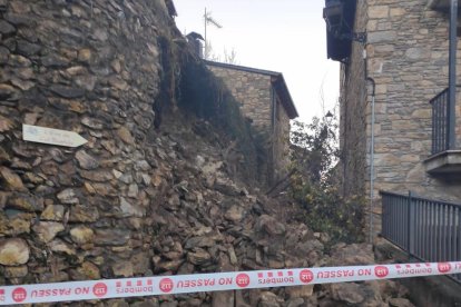 El mur de pedres va cedir a primera hora del matí i va tallar per complet el carrer Major d’aquest poble de l’Alt Urgell.