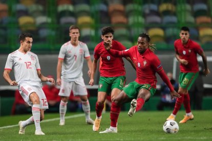 Una acción del partido amistoso de ayer entre Portugal y España.