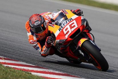 Marc Márquez, en una de les voltes que va fer ahir el primer dia de test oficial a Sepang.