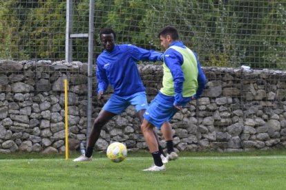 Un momento del entrenamiento que hizo ayer el Lleida en la localidad aranesa de Garòs.