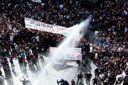 La policia va utilitzar canons d’aigua per dispersar els manifestants al produir-se disturbis.