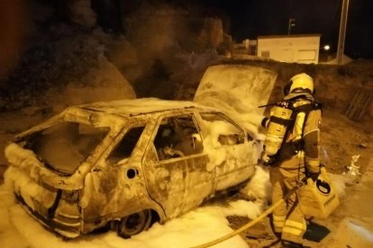 Un bomber sufocant ahir l’incendi a Almenar.