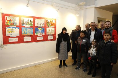 Foto de grup dels guanyadors del concurs ,amb les autoritats, ahir.