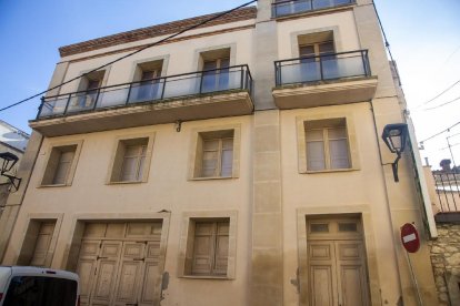 El edificio,  levantado por los vecinos, retornará al pueblo.