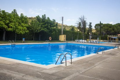 Vista general de la piscina en què es reduirà la profunditat.