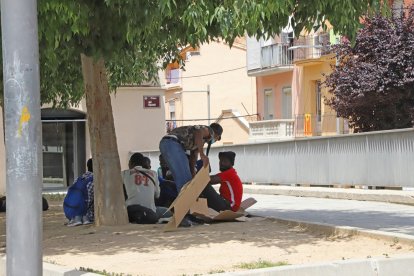 Un grupo de inmigrantes ayer en la plaza del Dipòsit. 