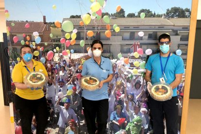 Treballadors de residències amb algunes de les mones que bonÀrea regala aquests dies.