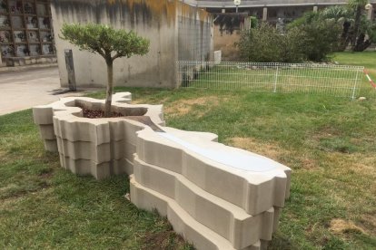 Aquesta és l'escultura que la Paeria ha instal·lat al cementiri de Lleida en homenatge als lleidanats morts durant el confinament