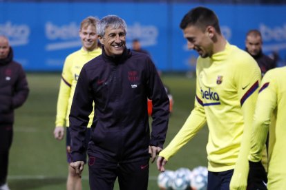 Quique Setién somriu davant de Lenglet ahir durant l’entrenament de l’equip barcelonista.