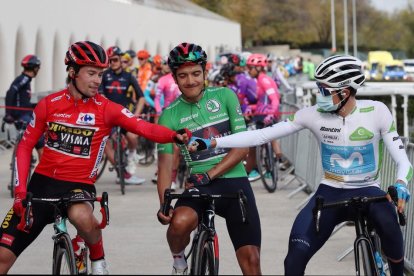 Roglic, Carapaz i Enric Mas se saluden ahir a l’última etapa de la Vuelta.