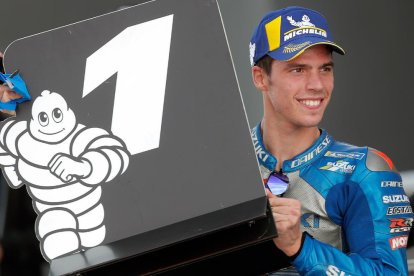 El piloto mallorquín Joan Mir muestra el número 1 tras imponerse en la carrera de Cheste que le acerca al título mundial de MotoGP.