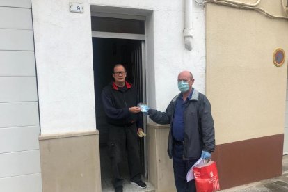 L’entrega d’una de les mascaretes a un veí.