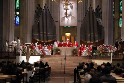 La ceremonia en la Sagrada Família congregó a unas 600 personas.