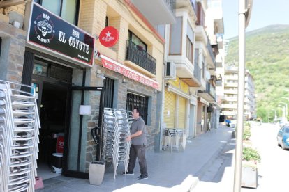 José Antonio Manrique al preparar ahir la terrassa del Bar Coyote de Sort.