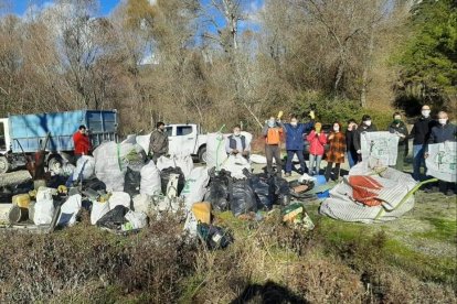 Un grup de 16 voluntaris van participar en la jornada de neteja.