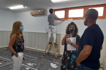 Alumnes reformen i amplien l'IMO - Alumnes de construcció, fusteria, pintura i soldadura del programa de la Casa d'Oficis de l'Institut Municipal d'Ocupació (IMO) estan finalitzant les obres d'adaptació de les instal·lacions per complir els requeriments de la Covid. Han enderrocat parets, canvien la distribució del mobiliari i pinten les aules.