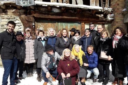 La consellera Capella, en el centro, con algunos de los asistentes al homenaje a Generosa Cortina.