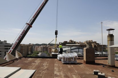 Un operari recull el material per muntar l’antena.