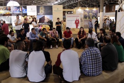 Un debate con jóvenes payeses en la pasada Fira de Sant Miquel con la consellera de Agricultura, Teresa Jordà.