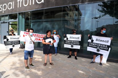 Miembros de Fruita amb Justícia Social, ante la sede de Afrucat.