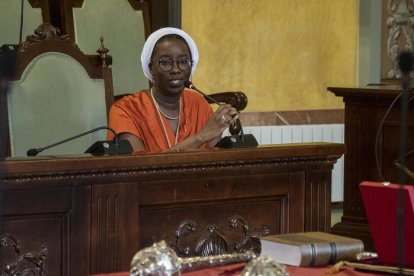 La nova edil, Mariama Sall, durant el discurs de presentació.