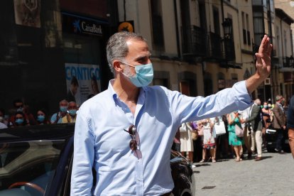 El rey Felipe VI, saludando ayer durante una visita al municipio aragonés de Jaca. 