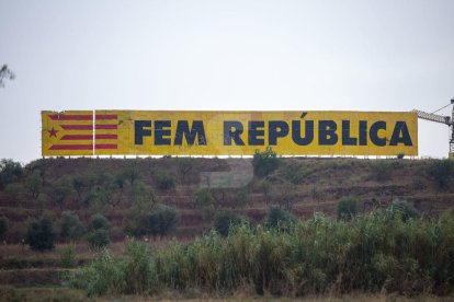 Reposen per enèsima vegada el gran mural independentista de Bellpuig