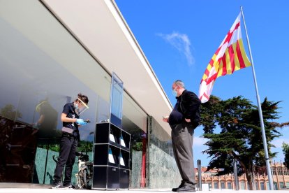 Uno de los visitantes que accedió el sábado al Pavelló Mies van der Rohe de Barcelona.