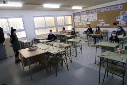 Alumnes d’un institut de la capital amb mascareta a classe el mes de juny passat.