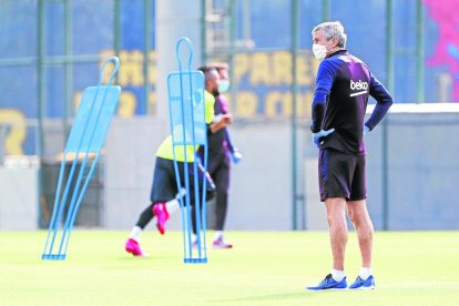 Quique Setién dirigió la sesión de entrenamiento con mascarilla  y guantes.